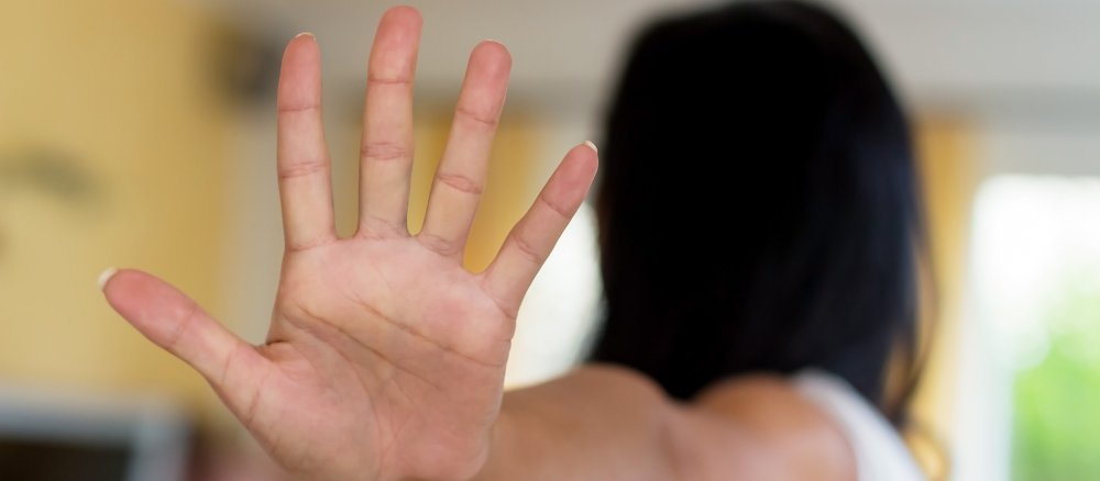 Eine Frau macht eine abwehrende Haltung