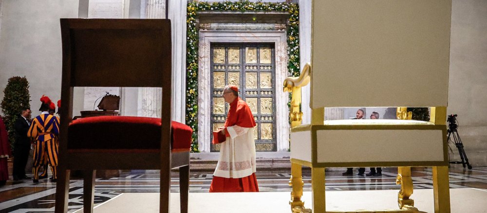 Kardinalstaatssekretär Pietro Parolin geht an der geschlossenen Heiligen Pforte im Petersdom vorbei