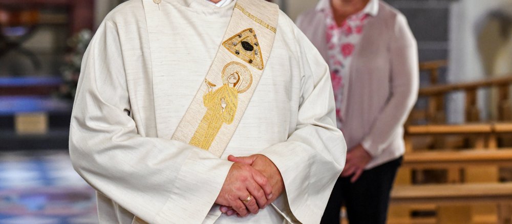 Ein Diakon und seine Ehefrau in einer Kirche