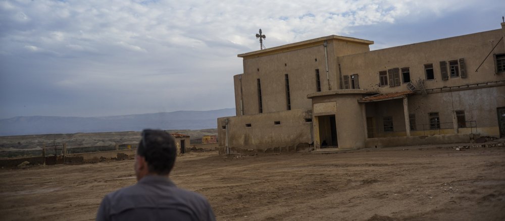 Eine verlassene Kirche in unwirtlicher Umgebung