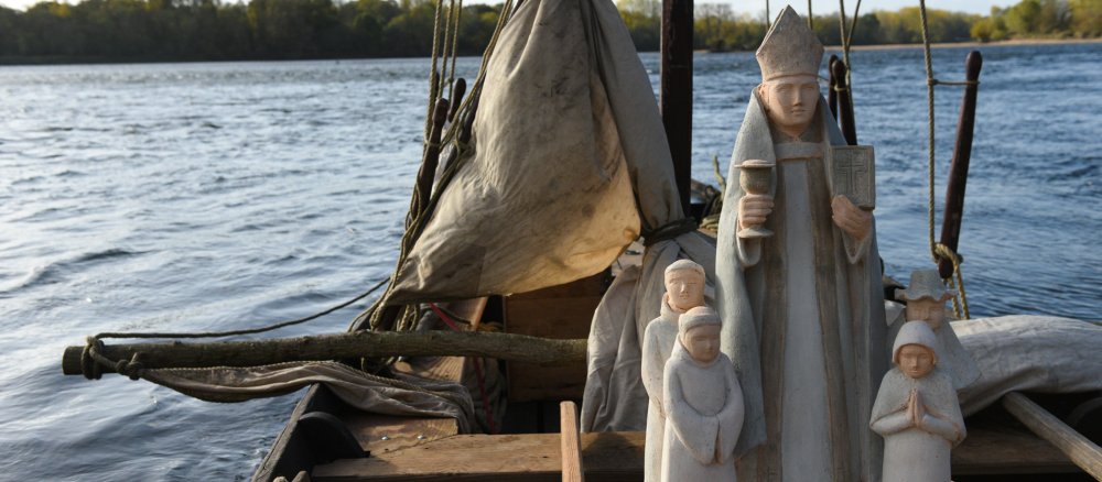 Eine Statue des heiligen Martin auf einem Lastkahn