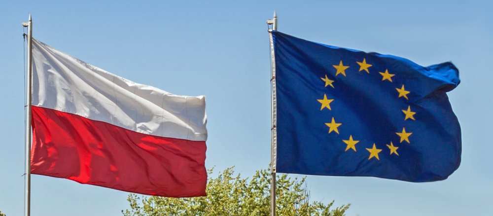 Flaggen Polens und der EU