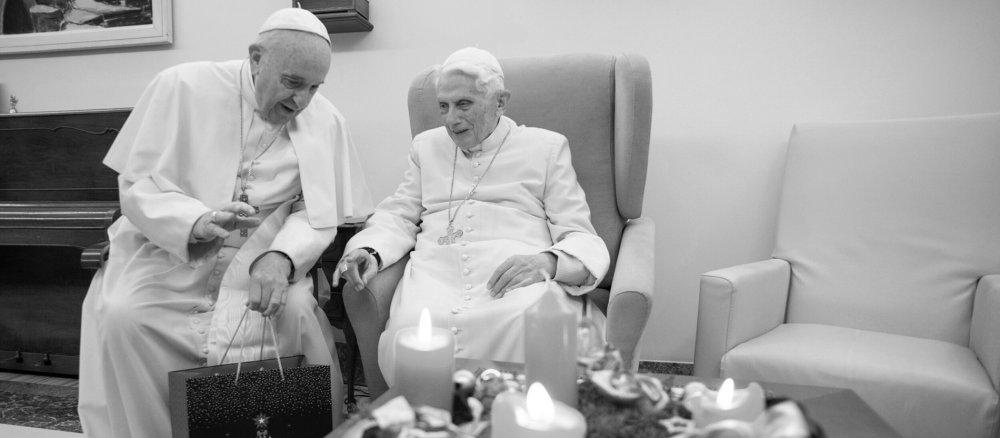 Papst Franziskus mit seinem Vorgänger Benedikt XVI.