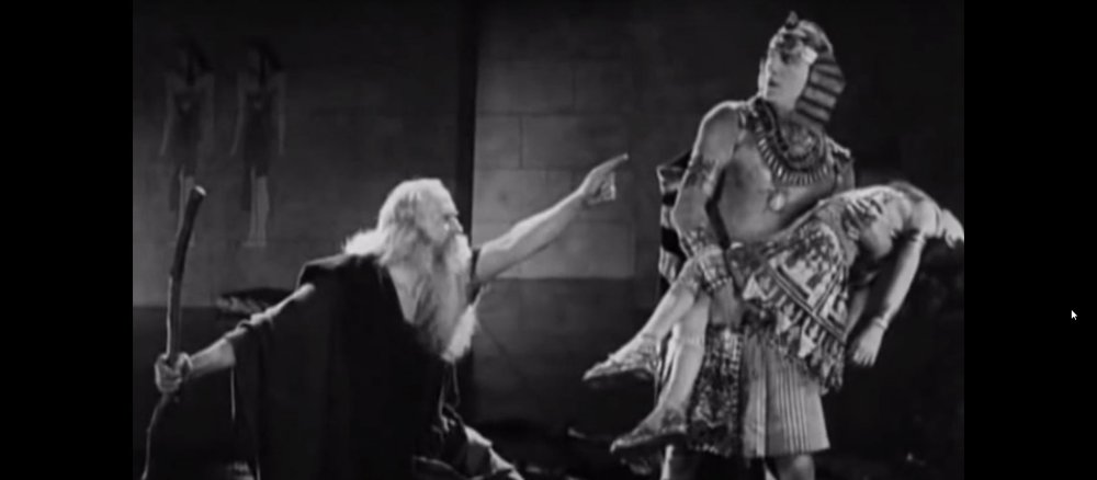 Moses trifft auf den Pharao – eine Szene aus dem Monumentalfilm "The Ten Commandments" von 1923