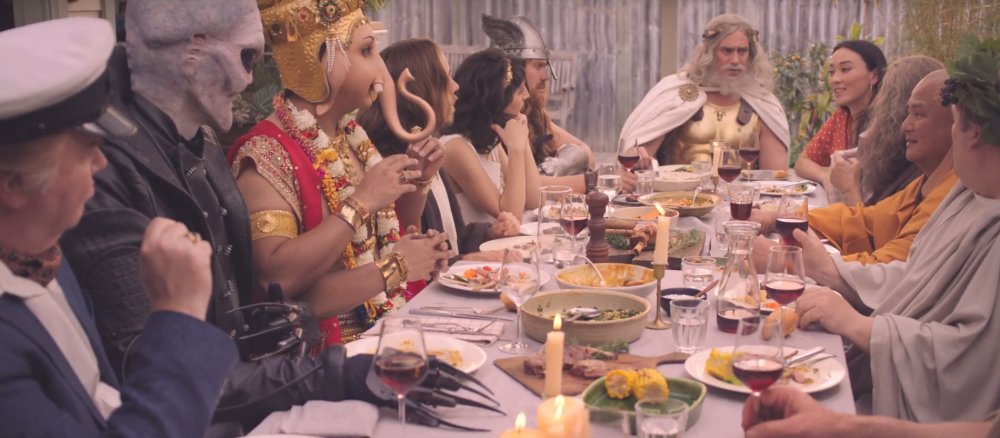 In einem australischen Werbespot für Lammfleisch sitzen die Gottheiten aller Religionen zur Grillparty zusammen.