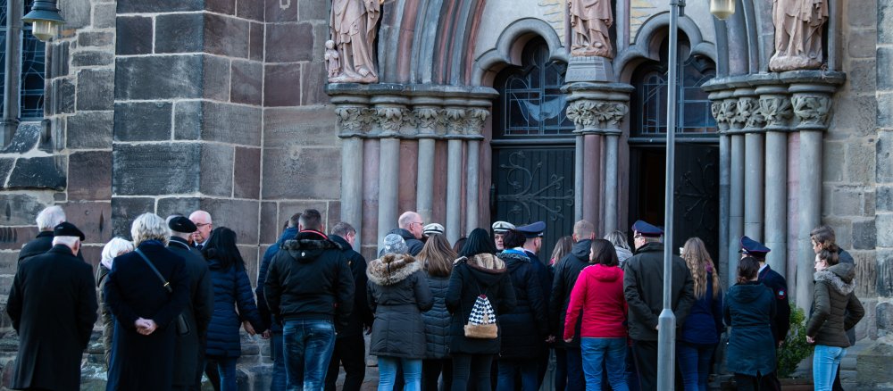 Menschen auf dem Weg zum Gottesdienst