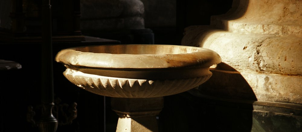 Im Eingangsbereich katholischer Kirchengebäude findet sich das Weihwasserbecken.