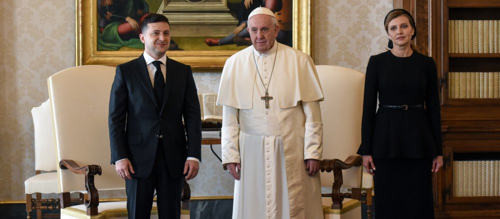 Wolodymyr Selenskyj, Präsident der Ukraine, und seine Ehefrau Olena Selenska beim Besuch bei Papst Franziskus am 8. Februar 2020 im Vatikan.
