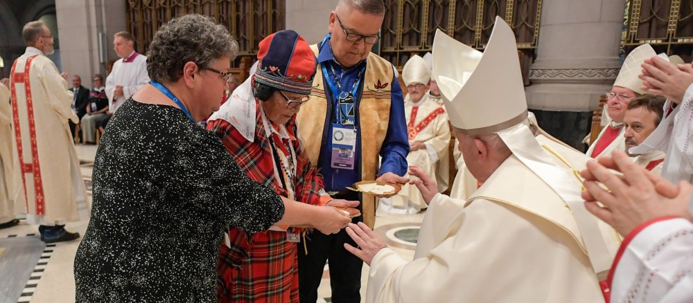 Papst Franziskus und Indigene
