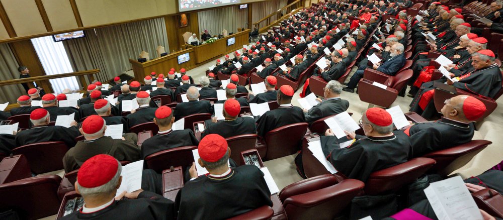 Kardinäle in der Synodenaula