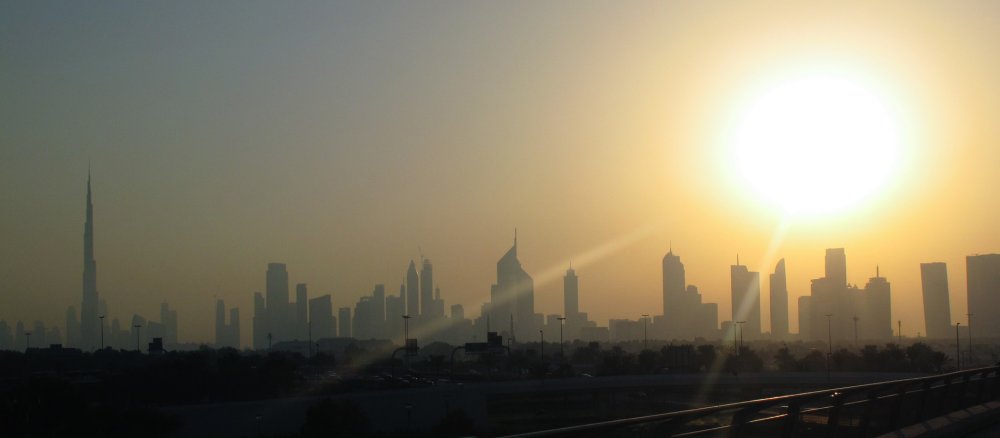 Abendstimmung in Downtown Dubai. Die Abendsonne scheint auf die Wolkenkratzer und Bürogebäude.