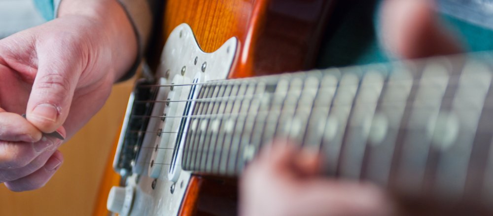 Nahaufnahme des Gitarrenhalses.
