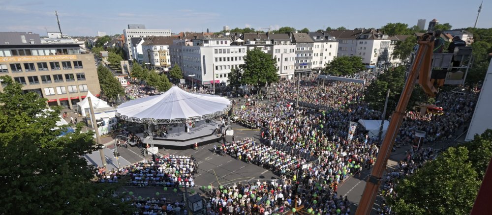 Ein Platz mit einer Menschenmenge während eines Gottesdienstes