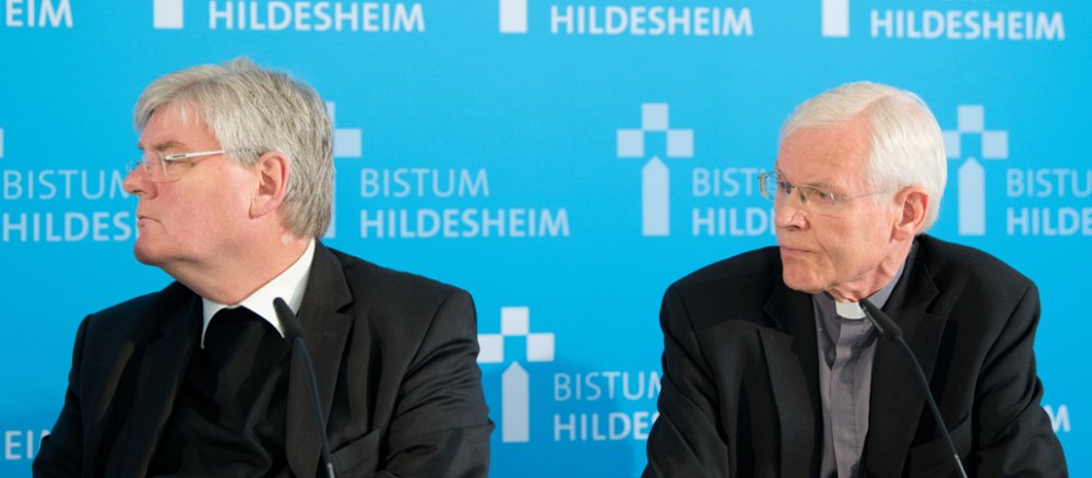 Weihbischof Heinz-Günter Bongartz (l) und Weihbischof Nikolaus Schwerdtfeger bei der Vorstellung eines Gutachten zum sexuellen Missbrauch im Bistum Hildesheim.