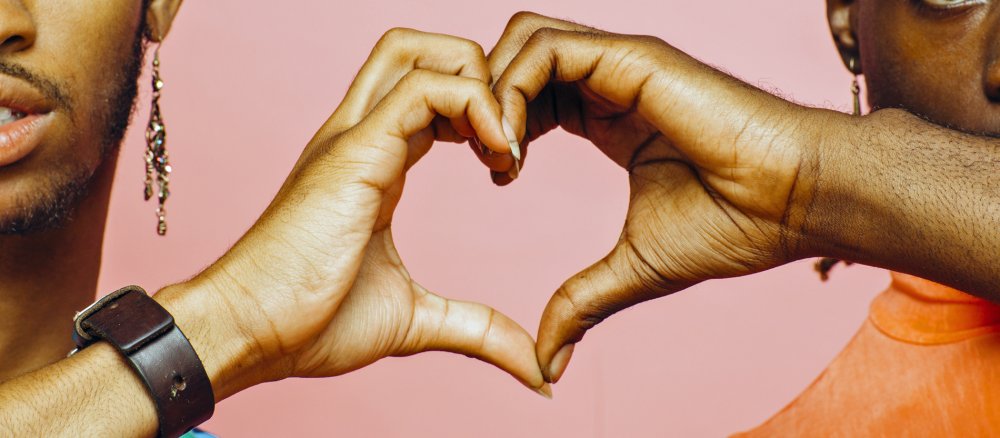 Zwei Homosexuelle formen mit ihren Händen ein Herz