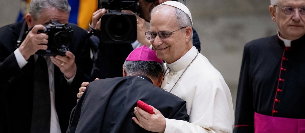 Papst Leo XIV. wird von einem Bischof umarmt