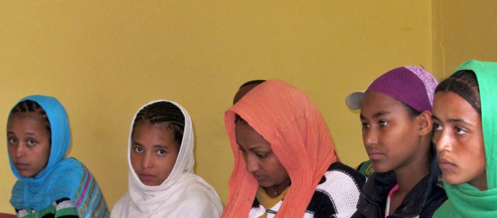 Schulkinder verfolgen am 17.08.2013 im kleinen äthiopischen Dorf Alem Ketma, nördlich von Addis Abeba, den Unterricht.