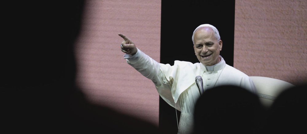 Papst Leo XIV. spricht vor Zuhöhrenden in ein Mikrofon