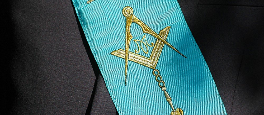 A stole with the circle symbol of the Freemasons