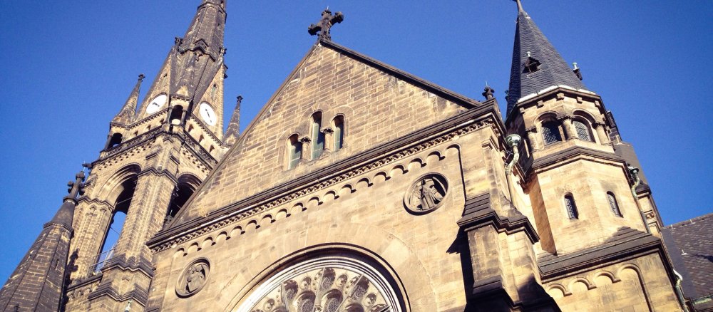 Die Außenfassade der evangelischen Martin-Luther-Kirche in Dresden.