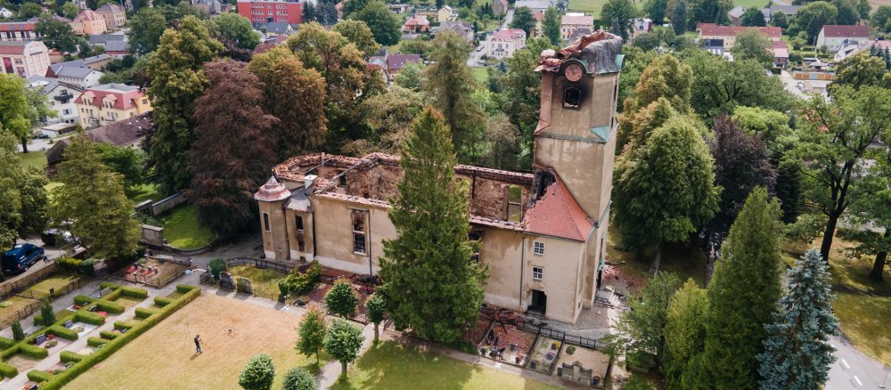 Die Ruine der evangelischen Stadtkirche in Großröhrsdorf nach einem Großbrand