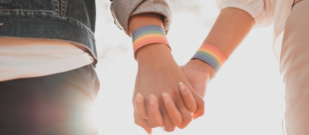 Ein lesbisches Paar hält Händchen