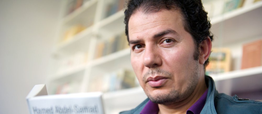 Der deutsch-ägyptische Schriftsteller und Politologe Hamed Abdel-Samad hält am 01.07.2013 in München (Bayern) sein Buch "Krieg oder Frieden" während eines Interviewtermins in den Händen.