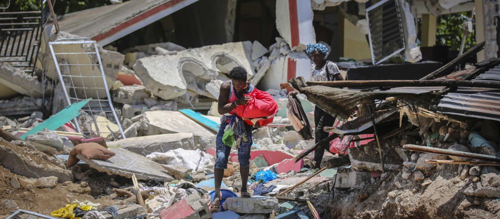 Ein Mann sichert seine Habseligkeiten nach dem Erdbeben in Haiti