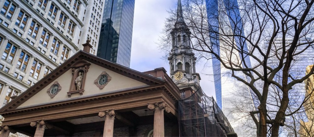 St. Paul Kapelle und das One World Trade Center in New York