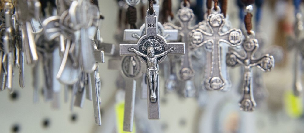 Kruzifixe an Rosenkränzen in einem Devotionaliengeschäft in Rom