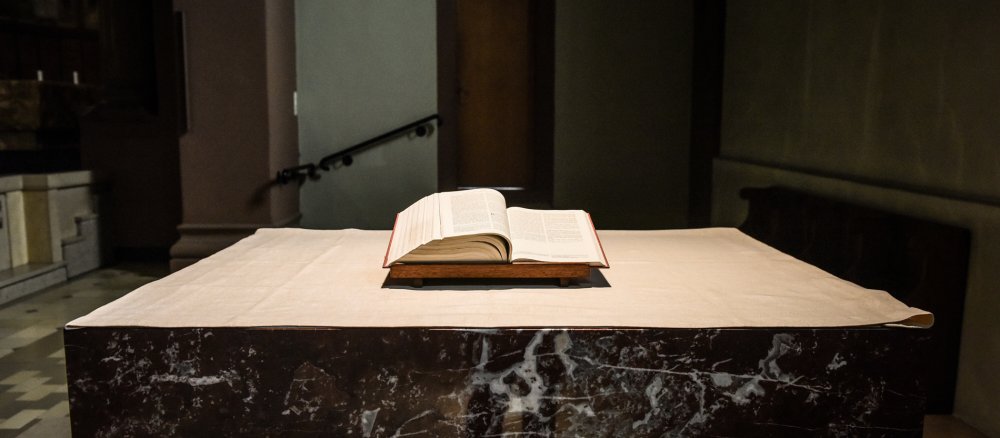 Aufgeschlagene Bibel in der Abteikirche der Benediktinerinnenabtei Sankt Hildegard