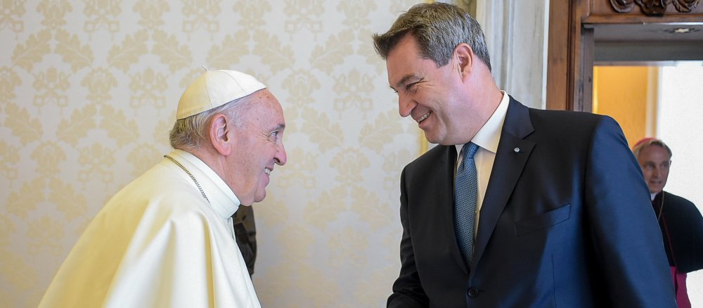 Papst Franziskus begrüßt den bayerischen Ministerpräsidenten Markus Söder.