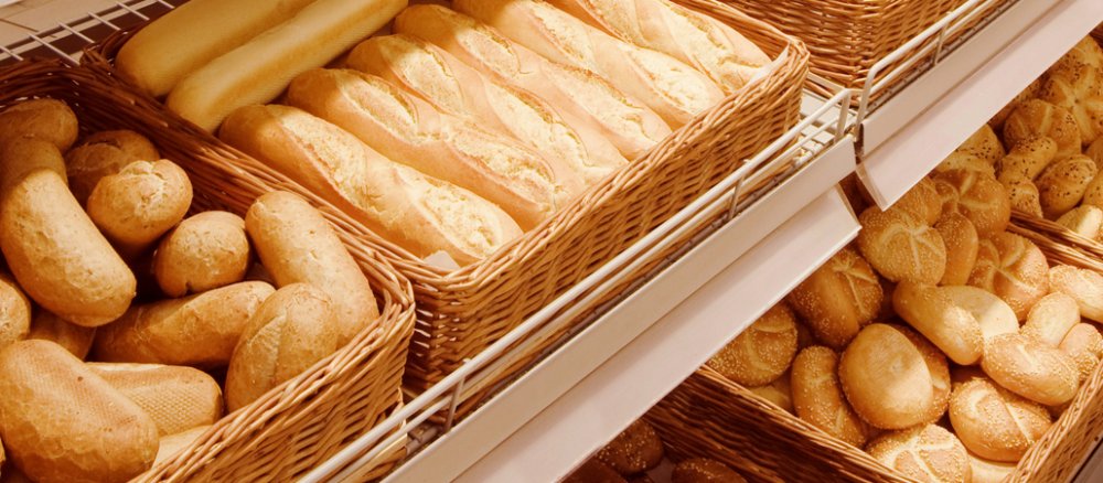 Auslage einer Bäckerei mit verschieden Brotsorten und Brötchen.
