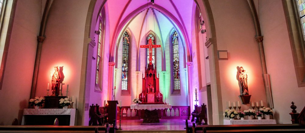 Bunte Beleuchtung in der Meditationskirche Sankt Agatha in Werl-Holtum