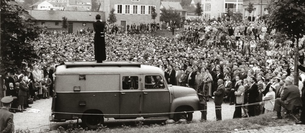 Pater Johannes Leppich SJ, Gründer der "action 365", während des Kongresses "Kirche in Not" am 1. 9.1957.