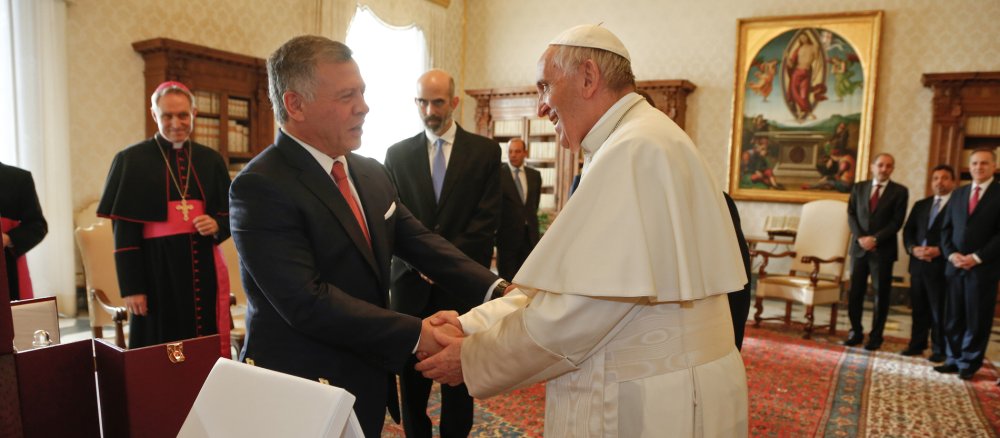 Der jordanische Koenig begrueßt Papst Franziskus