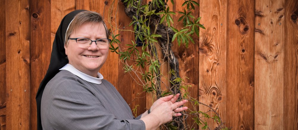 Schwester Dominika Meier und ihre Passionsblume