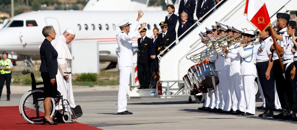 Elisabeth Borne, Premierministerin von Frankreich, empfängt Papst Franziskus am Flughafen