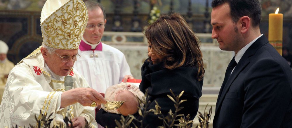 Papst Benedikt XVI. tauft ein Baby in der Sixtinischen Kapelle im Vatikan.