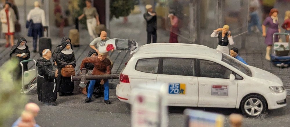 Miniatur-Ordensfrauen wollen Kreuz im Kofferraum eines Taxis transportieren