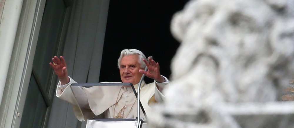 Der Papst segnet die Pilger beim Angelus-Gebet.