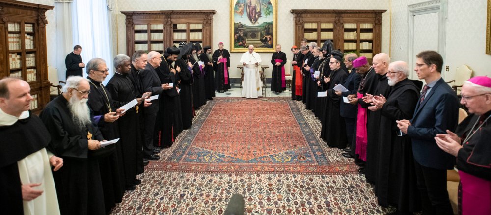 Mitglieder der Internationalen Gemeinsamen Kommission für den theologischen Dialog zwischen der katholischen Kirche und den orientalisch-orthodoxen Kirchen bei einem Treffen