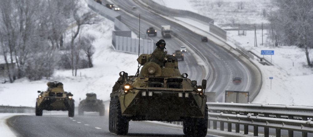Ein Konvoi russischer gepanzerter Fahrzeuge bewegt sich auf einer Autobahn auf der Krim.