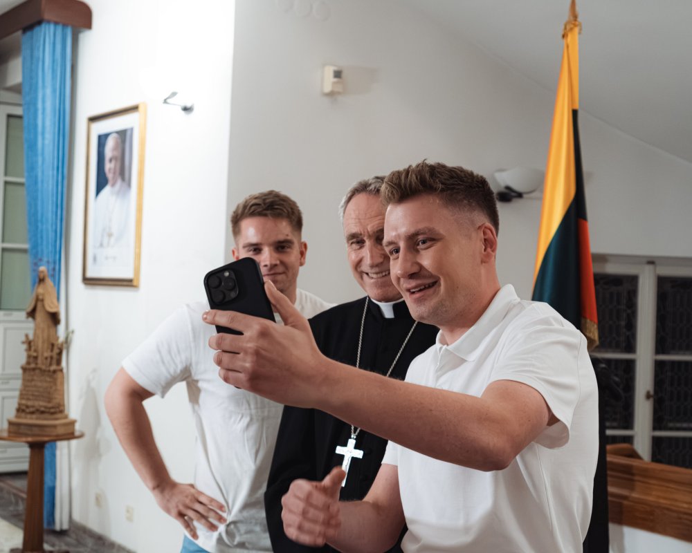 Erzbischof Georg Gänswein bei einem Selfie mit zwei Streamern