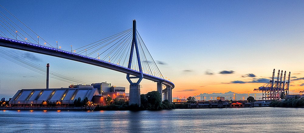 Die Köhlbrandbrücke verbindet seit 1974 das Hafengebiet auf der Hamburger Elbinsel Wilhelmsburg mit der Bundesautobahn 7. Die Brücke überspannt einen 325 Meter breiten - Köhlbrand genannten - Arm der Süderelbe.