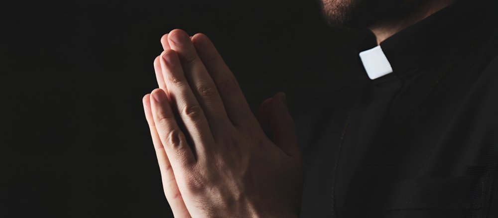Ein Priester betete