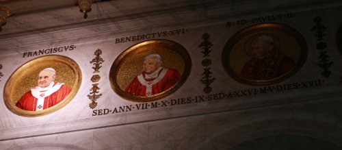 Mosaik von Papst Franziskus in der Basilika Sankt Paul vor den Mauern in Rom.