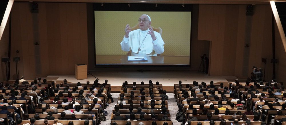 Papst in einer Videokonferenz