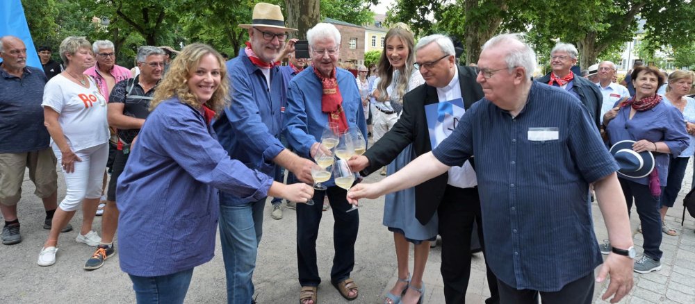 Die Delegation aus Kirrweiler überreichte Bischof Wiesemann und Weihbischof Georgens den Weinzehnt am Dom