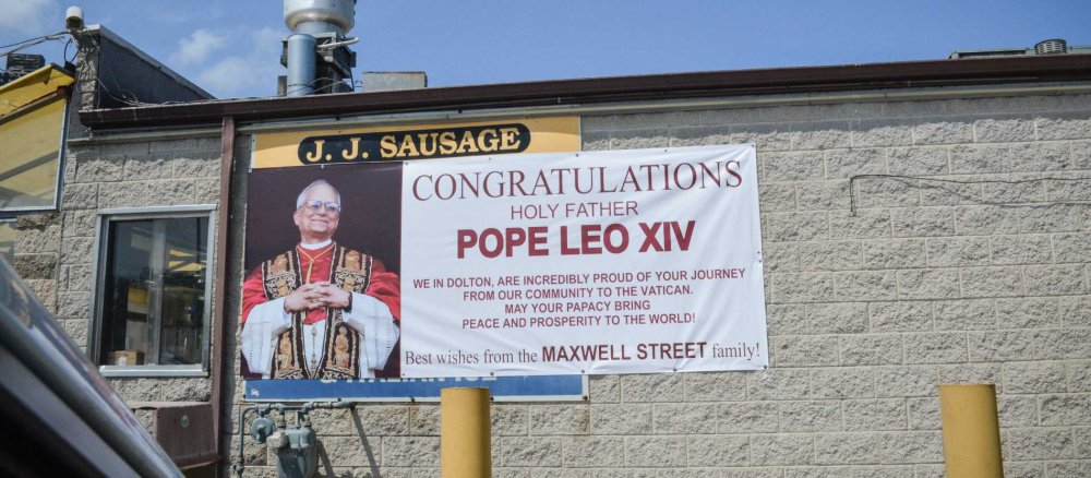Schild mit Papst Leo XIV. in Chicago